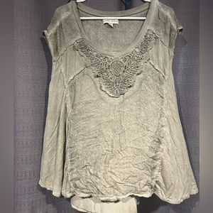 Gently worn. Knox Rose top. Army green. XL